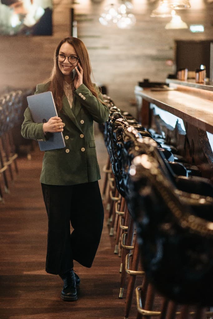 Ondernemer in horeca met laptop en telefoon